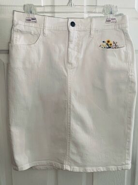 White Jean Skirt with Back Slit•Embroidered Floral Pocket Detail• Size 6• EUC